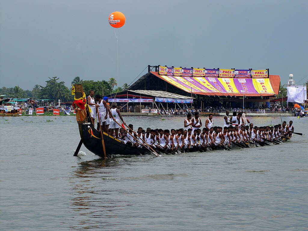 Boat race: From Boat Races to Sadya: 5 Experiences to Have During Onam in Kerala